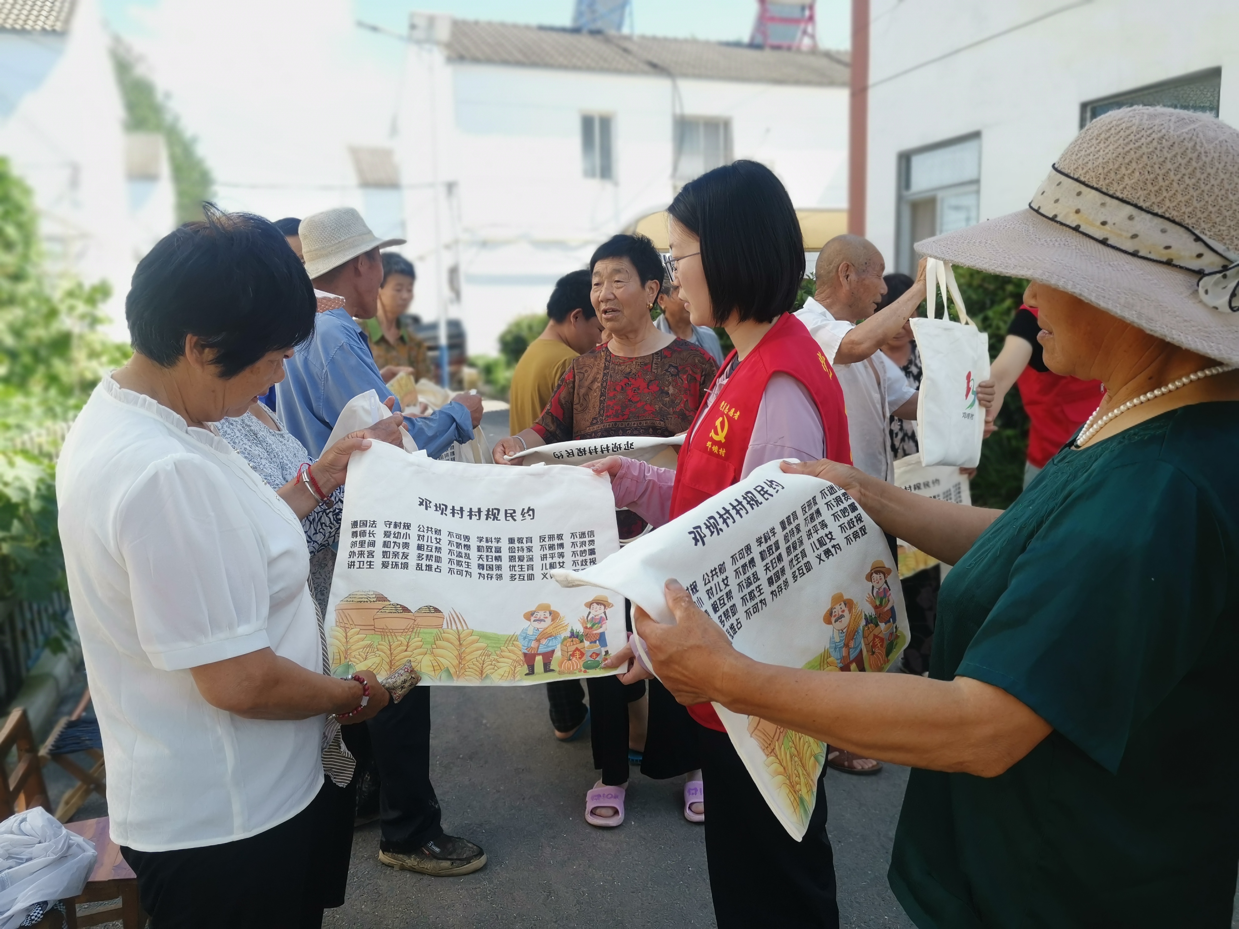 琅琊区三官街道邓坝村开展村规民约宣传活动.jpg