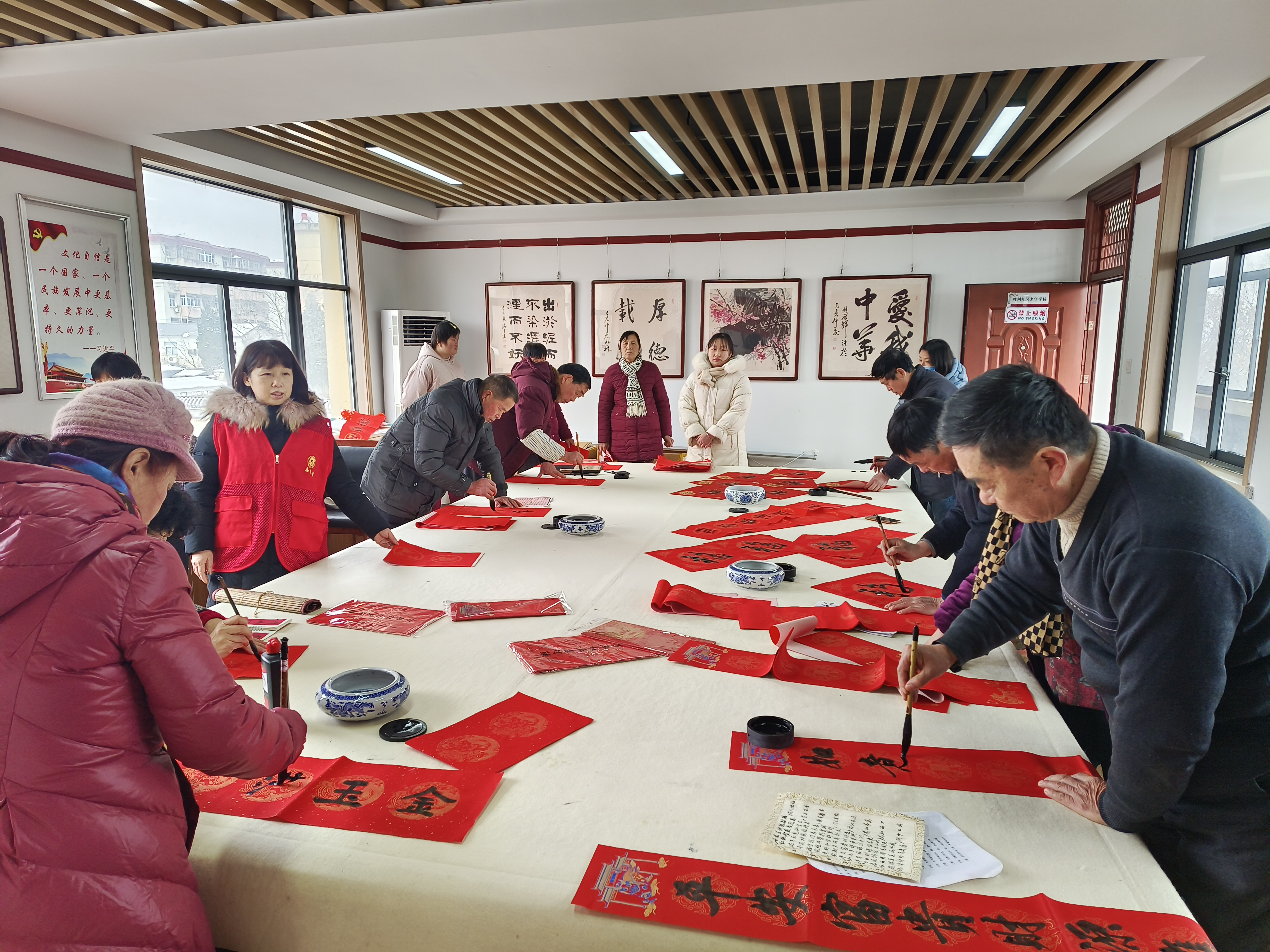2月6日,胜利社区新时代文明实践站“喜迎新年写春联 笔墨浓情送祝福”——2024年“我们的节日·春节”主题活动2.png