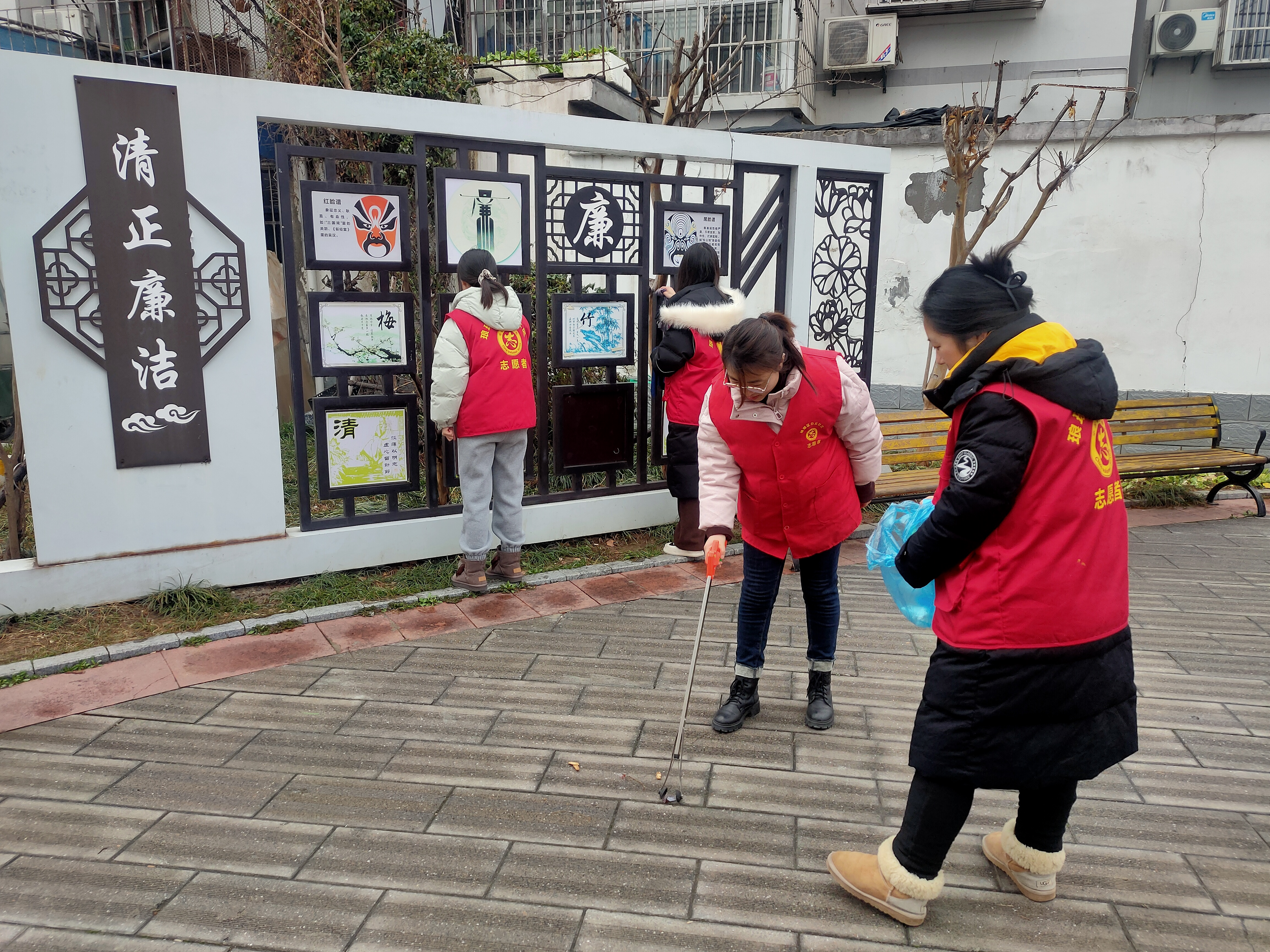 3月5日，白云社区新时代文明实践站开展“爱护环境 从小事做起”卫生清扫志愿服务活动2.png