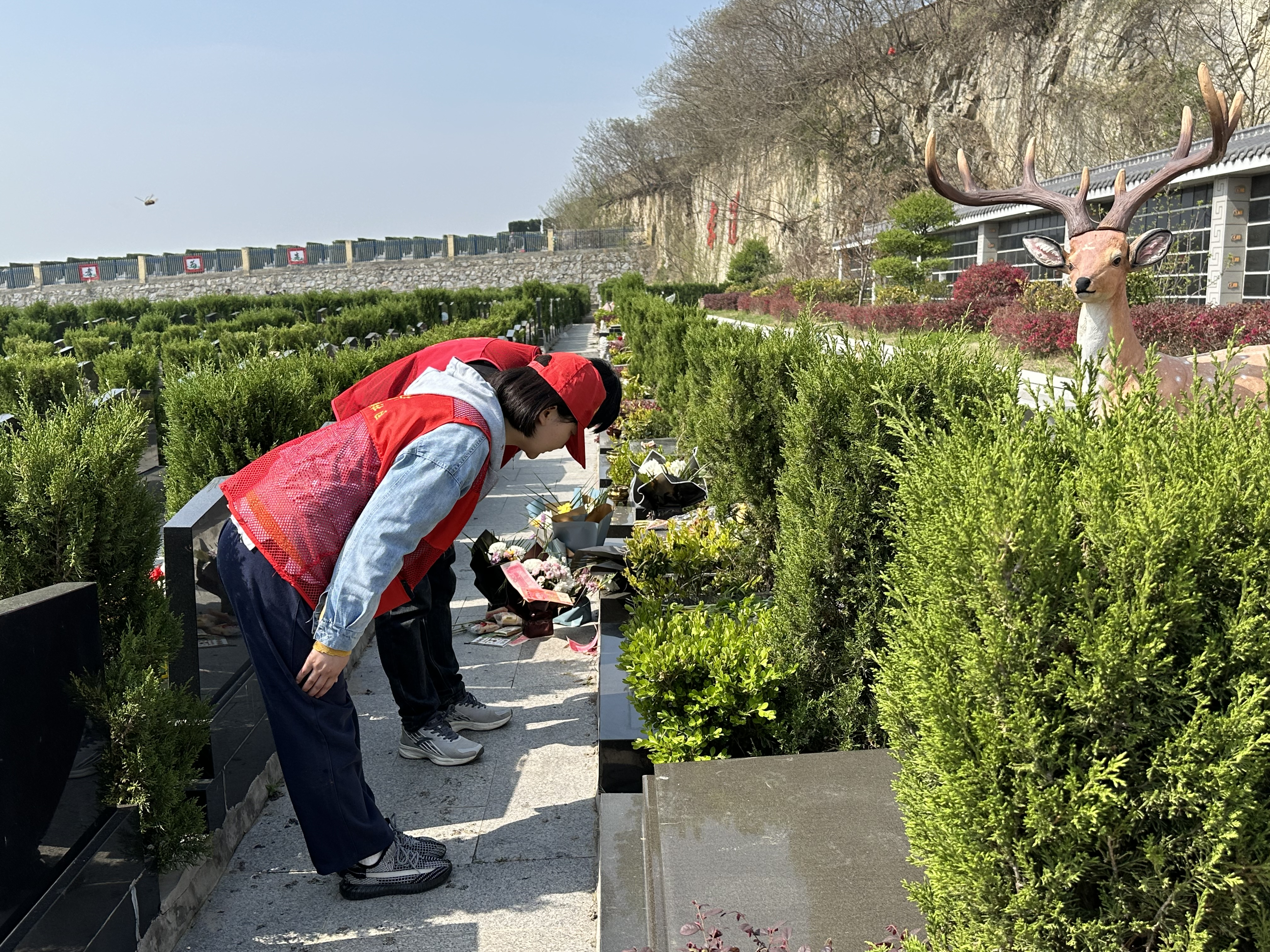 4月1日,鼓楼社区新时代文明实践开展“鲜花寄哀思 文明树新风——‘我们的节日·清明’”主题活动3.png