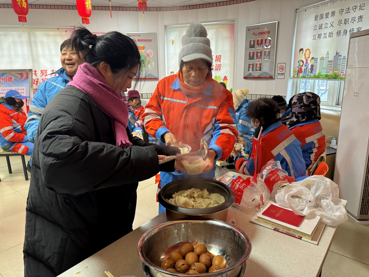 12月22日，凤凰湖社区新时代文明实践站开展“寒冬至 暖相随 瓢香饺子 情暖环卫”志愿活动2.png